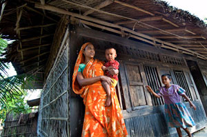 Donna con bambino in un villaggio
