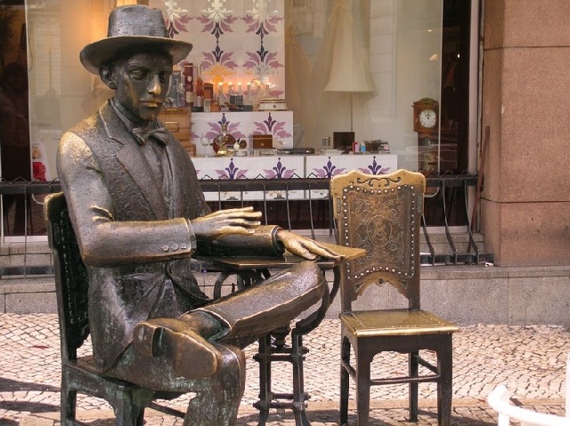 Lisbona-statua di Pessoa