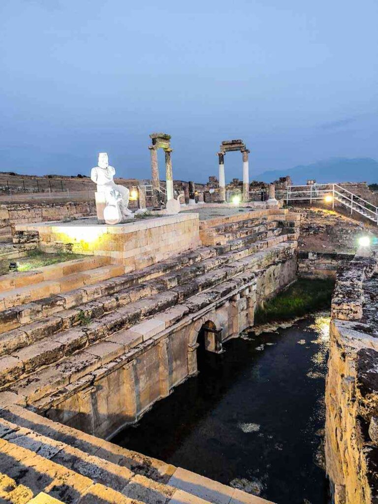 Hierapolis: la Porta degli Inferi: costruita attorno alla cavità naturale dove risale acqua termale e anidride carbonica, per gli antichi una vera soglia fra il mondo dei vivi e quello dei morti