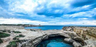 Il Salento è vivo: viaggio tra storia, borghi e natura oltre i cliché Melendugno, a Roca Vecchia si trova la 'Grotta della Poesia' una delle meraviglie del Salento