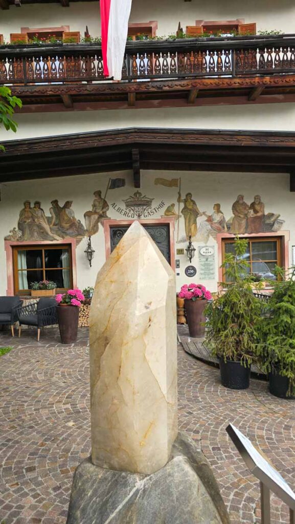 La facciata dell'Hotel Corona a san Vigilio di Marebbe