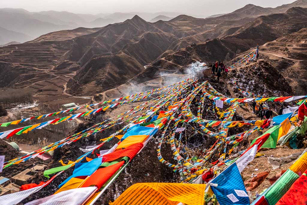 tibet-monastero-celebrazioni-bandiere