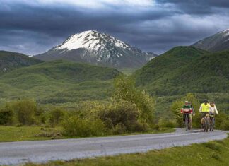 Parco Nazionale del Pollino: viaggio nel cuore selvaggio tra Basilicata e Calabria in bicicletta in Basilicata, nel Parco Nazionale del Pollino e il monte Pollino sullo sfondo