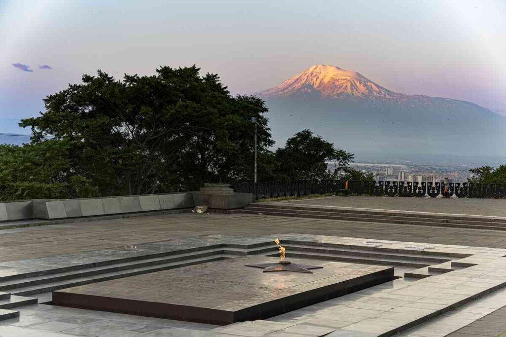 Armenia, Yerevan - il fuoco eterno al Monumento a Madre Armenia e il Monte Ararat sullo sfondo