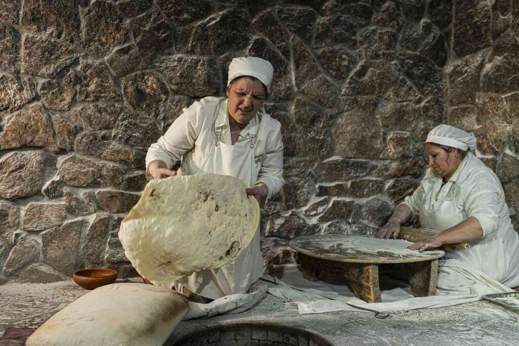 Armenia, il pane tradizionale lavash, sottilissimo e fatto con farina, acqua e sale. Originario del Caucaso è profondamente radicato nella cultura armena, viene cotto contro le mura calde di un forno di argilla