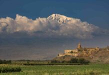 In viaggio in Armenia: da Yerevan ai monasteri del Caucaso Armenia, regione di Ararat. Il monastero di Khor Virap ai piedi del Monte Ararat