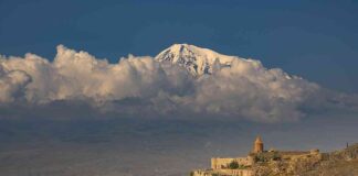 In viaggio in Armenia: da Yerevan ai monasteri del Caucaso Armenia, regione di Ararat. Il monastero di Khor Virap ai piedi del Monte Ararat