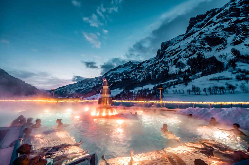 Tramonto invernale alla Leukerbad Therme, il più grande complesso termale alpino d'Europa