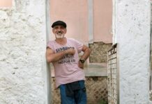 Documentari per viaggiare Un prigioniero della colonia penale di Gorgona. Questo scoglio mediterraneo ospita l’ultima colonia penale d’Europa. I reclusi si muovono liberamente nella macchia e tra gli ulivi, separati dalla terraferma da 34 km di mare.