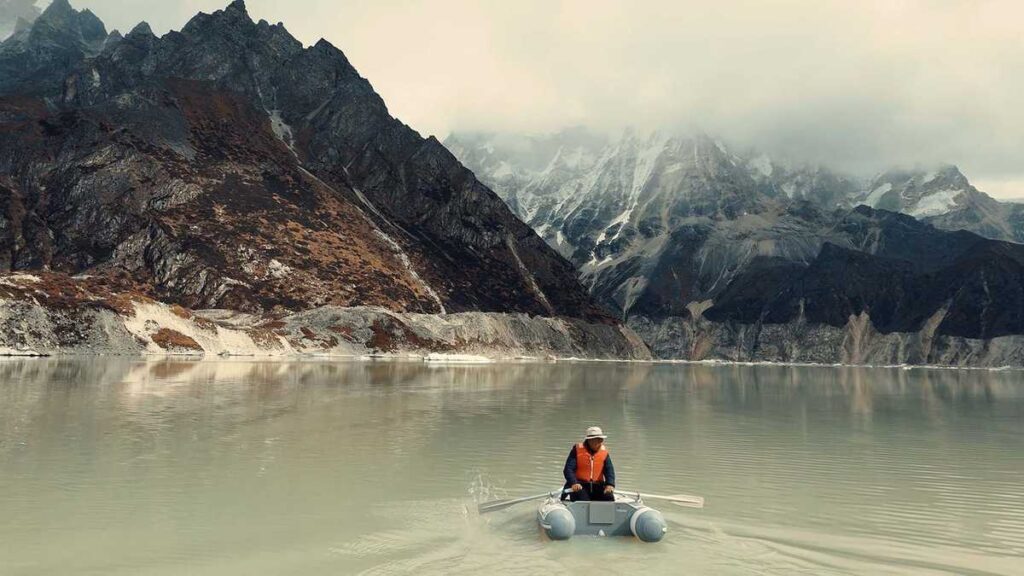 Antoine Védeilhé, regista francese ci porta sull’Himalaya nel piccolo Bhutan, il regno dove tagliare piante è reato. In 25 minuti il documentario racconta la cultura ecologica di questo micro regno esteso come la Svizzera dove "Felicità Nazionale Lorda", si calcola attraverso la protezione dell’ecosistema.
