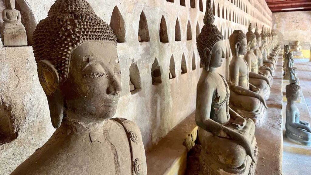 La zona settentrionale del Laos è un territorio assolutamente incontaminato e lontano. Qui, nella giungla tropicale, tra le vette e l’immenso Mekong, vivono popolazioni diverse, minoranze che conservano tradizioni ataviche