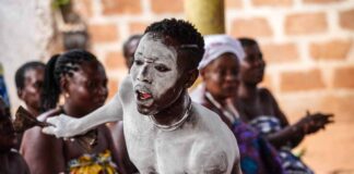 Togo e Benin: tra spiriti e memoria benin-cerimonia-vudu