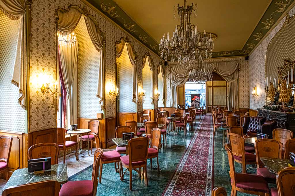 Ungheria-caffè-storici-Budapest_gerbeaud-cafè