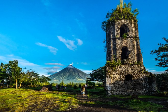 Cagsawa church ruins with Mount Mayon volcano in the background, Legazpi_shutterstock_551536093