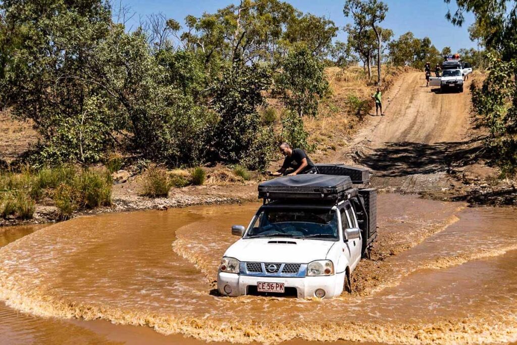 guadare un fiume con una jeep in australia occidentale