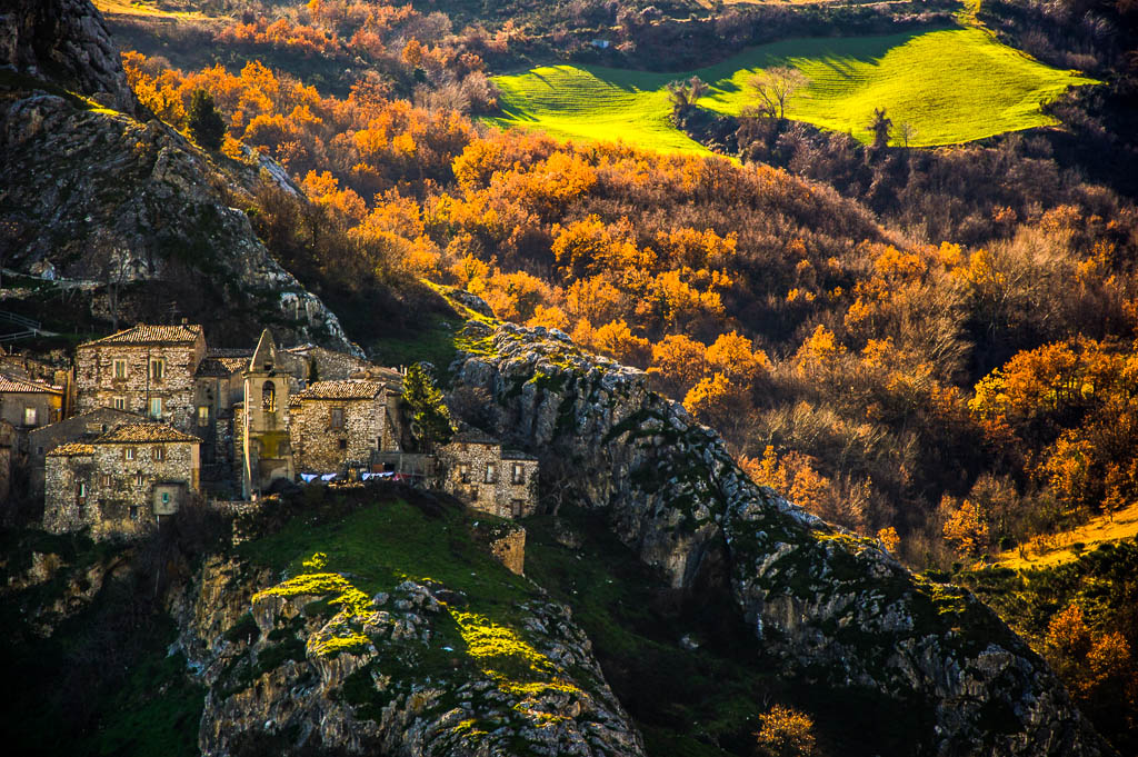 L'antico borgo medievale di Corvara d'Abruzzo (PE), Italia