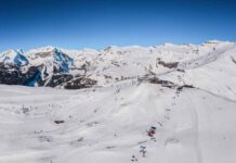 Sciare a Crans-Montana: le novità dell’inverno 2026-2027 Panorama sulla stazione sciistica di Crans-Montana con lo snowpark e la seggiovia, Vallese, Svizzera