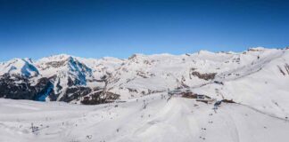 Sciare a Crans-Montana: le novità dell’inverno 2026-2027 Panorama sulla stazione sciistica di Crans-Montana con lo snowpark e la seggiovia, Vallese, Svizzera