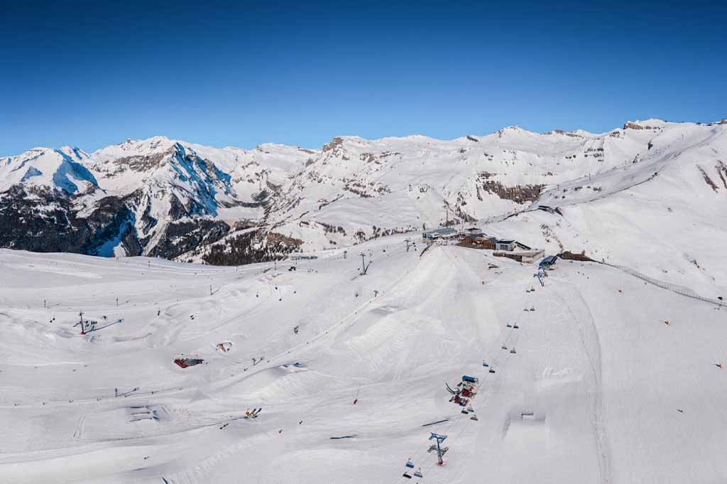 Panorama sulla stazione sciistica di Crans-Montana con lo snowpark e la seggiovia, Vallese, Svizzera
