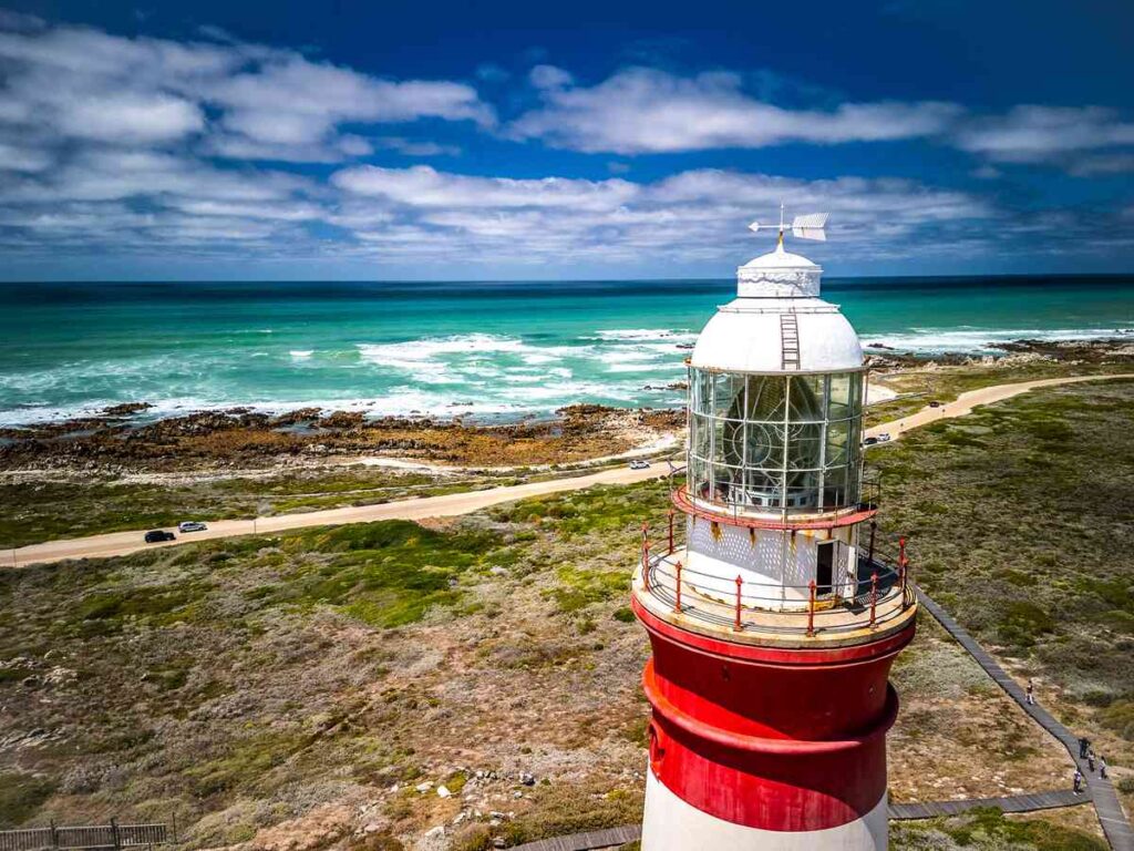 Il faro di Capo Agulhas dove l’Oceano Atlantico e l’Oceano Indiano si incontrano, Sudafrica