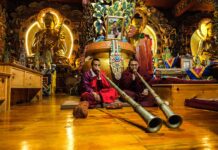 Bhutan: spiritualità, natura e tradizioni nel cuore dell’Himalaya bhutan-monaco-preghiera-monastero