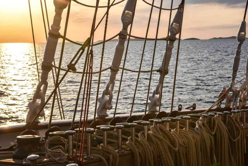 Il veliero Royal Clipper al tramonto di fronte alla costa croata