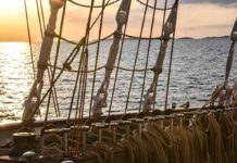 Tra vento e mare sulla Royal Clipper Il veliero Royal Clipper al tramonto di fronte alla costa croata
