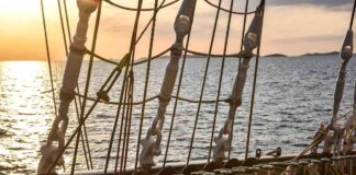 Tra vento e mare sulla Royal Clipper Il veliero Royal Clipper al tramonto di fronte alla costa croata