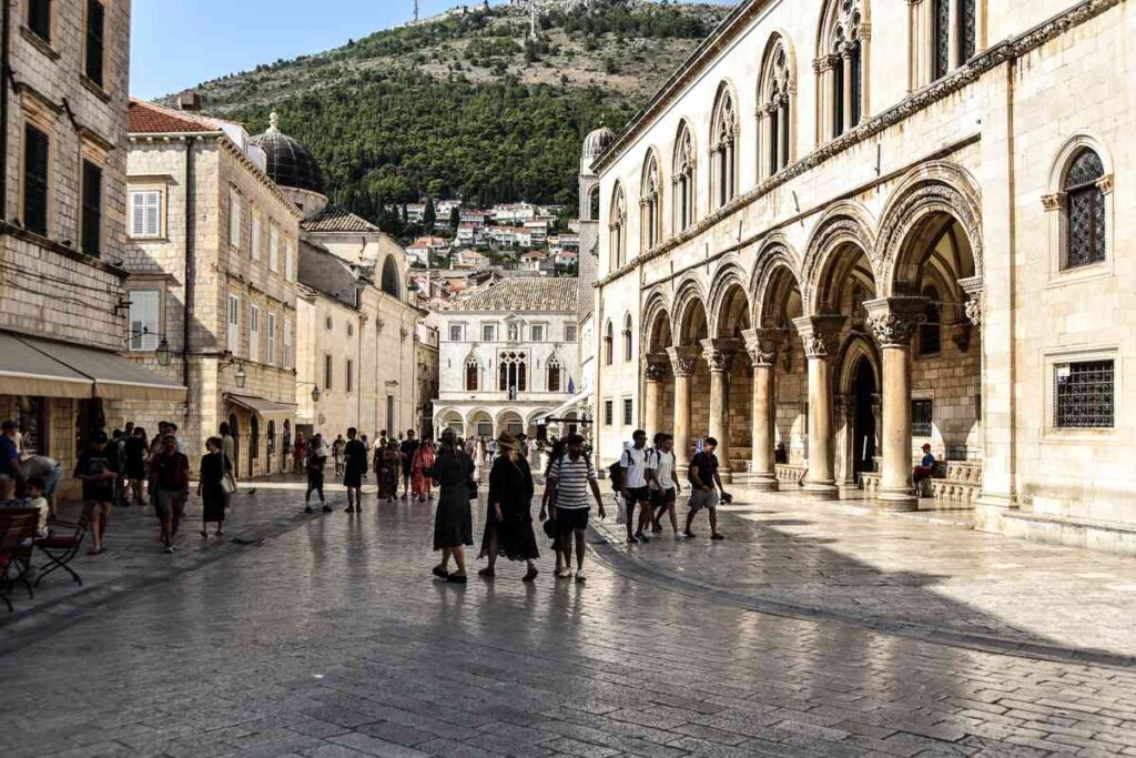 Dubrovnik, lo Stradun lastricato in pietra bianca