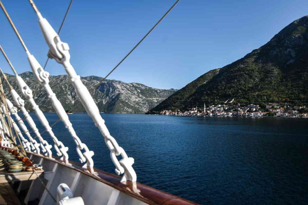 La Royal Clipper si addentra nelle Bocche di Kotor, Montenegro