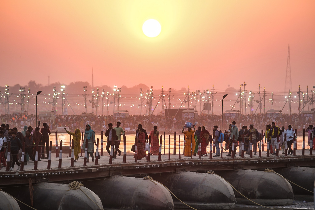 india-Maha-Kumbh-Mela-folla-cammino