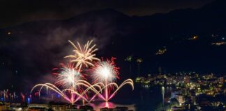 Omegna: musica e fuochi d’artificio per la Festa di San Vito Fuochi d'artificio illuminano il lago d'Orta per la Festa di San Vito.