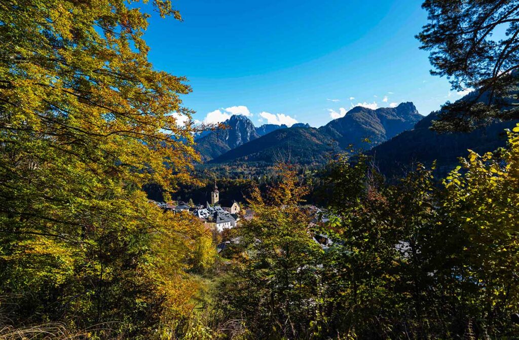 Tarvisio circondato dalle cime delle Alpi Giulie nei colori autunnali