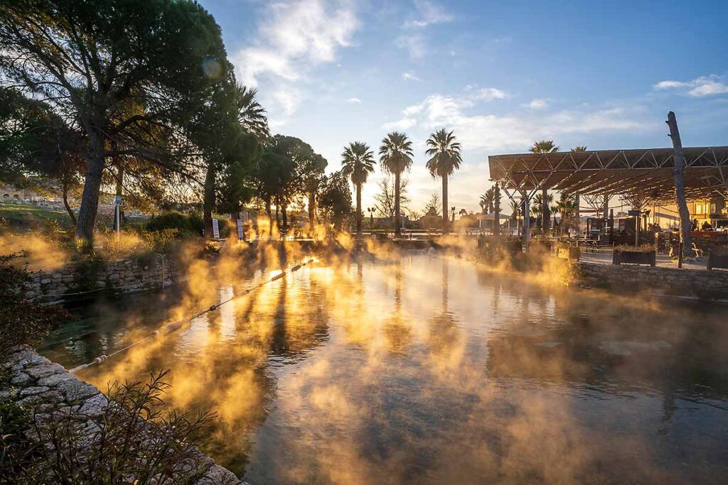 La piscina di Cleopatra a Hierapolis nella luce del tramonto, Turchia