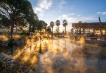 Hierapolis: dalla Piscina di Cleopatra alla Porta dell’Ade La piscina di Cleopatra a Hierapolis nella luce del tramonto, Turchia