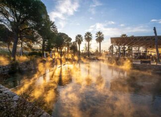 Hierapolis: dalla Piscina di Cleopatra alla Porta dell’Ade La piscina di Cleopatra a Hierapolis nella luce del tramonto, Turchia