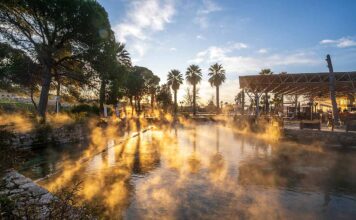 Hierapolis: dalla Piscina di Cleopatra alla Porta dell’Ade La piscina di Cleopatra a Hierapolis nella luce del tramonto, Turchia