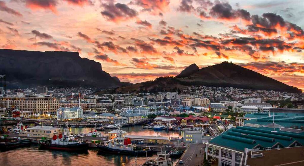 Cape Town con la Table Mountain sullo sfondo nella luce del tramonto