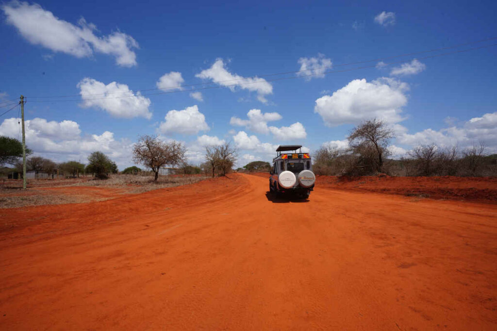 KENYA - una jeep entra nello TSAVO WEST per safari nel parco