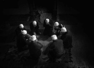 una foto intitolata Kosovo, Confraternita Sufi di Monika Bulaj al festival Colorno Photo Life