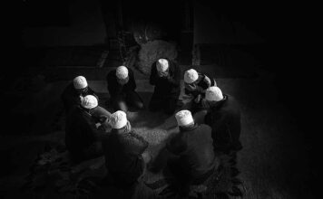 ColornoPhotoLife 2026: quando la fotografia diventa arte una foto intitolata Kosovo, Confraternita Sufi di Monika Bulaj al festival Colorno Photo Life