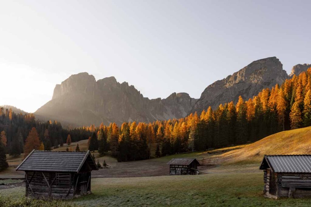 Il paesaggio autunnale a san Vigilio si colora di rosso e oro