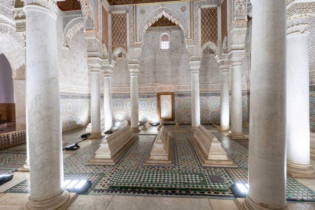 Le tombe dei Saaditi a Marrakech , risalgono al XVII° secolo. Si tratta di due mausolei circondati da un giardino lussureggiante