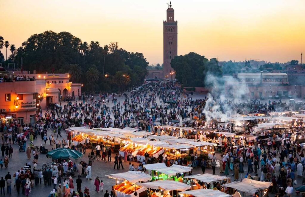 La grande piazza Jemaa Wl-Fna dichiarata Patrimonio dell'Umanità dall'Unesco, è il cuore pulsante di Marrakech