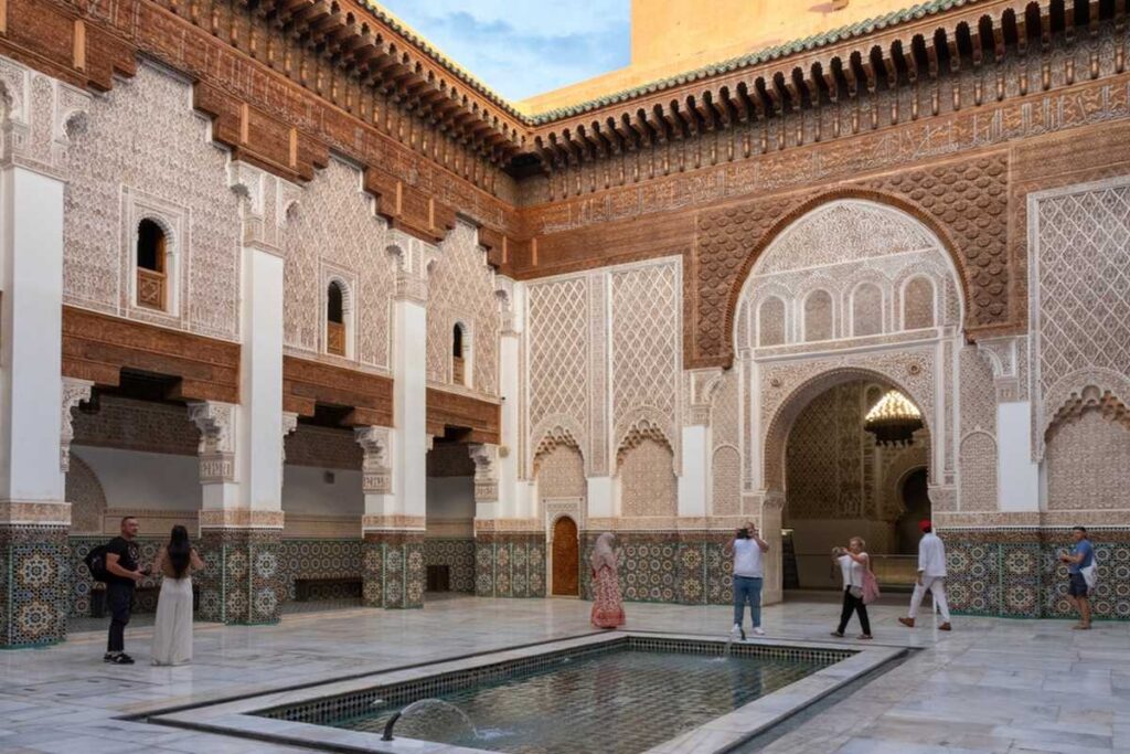 La Medersa di Ali Ben Youssef è una delle meraviglie di Marrakech con cortili, stucchi e mosaici tradizionali marocchini