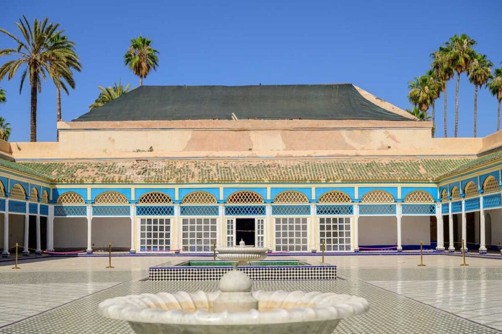 Il sontuoso palazzo El-Bahia si estende su 8000 mq ed è ricco di giardini, porticati e magnifiche decorazioni