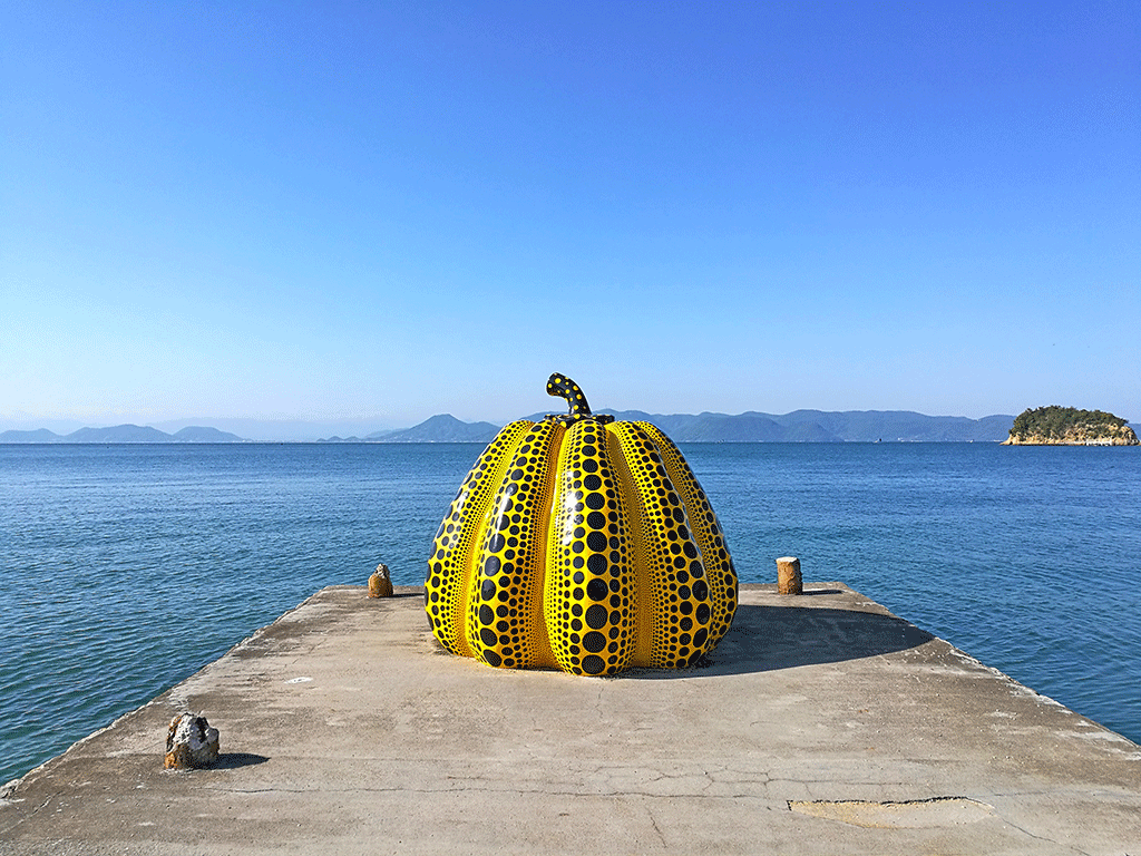 Le iconiche Pumkin di Yayoi Kusama a Naoshima uno dei 10 luoghi da visitare 2025