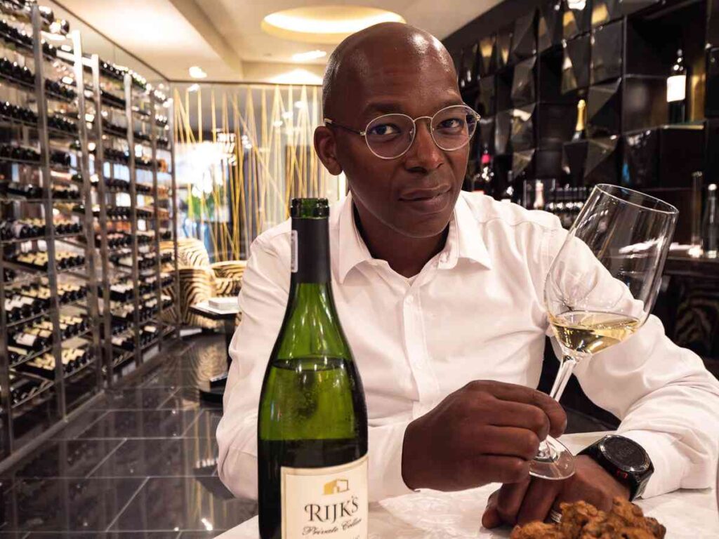 sudafrica vino bianco in un calice all'interno di una casa vinicola