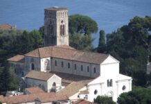 Viaggi culturali: dieci luoghi italiani molto sottovalutati Panorama Ravello e Duomo