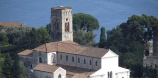 Viaggi culturali: dieci luoghi italiani molto sottovalutati Panorama Ravello e Duomo